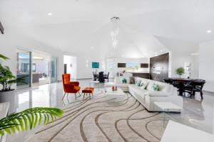 4-Bed Villa Pool Parking