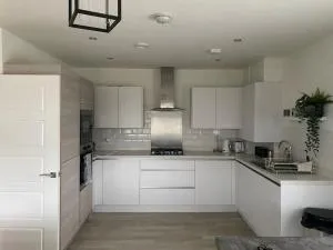 Beautiful Modern Tranquil Two Bedroom Apartment - Longfield
