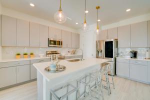 Four Corners Townhome with Pool Access Near Disney!