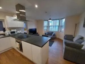 Modern large 2 Bed whole apartment - Free parking - Ground floor - Central Beeston - Chilwell