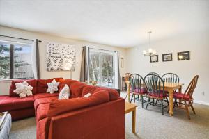 Cozy 2-Bedroom Northbrook #3 with Fireplace