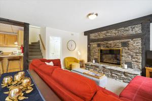 Cozy 2-Bedroom Northbrook #3 with Fireplace