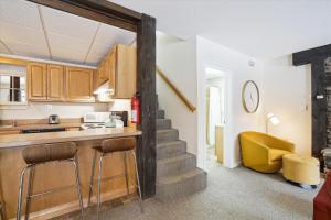 Cozy 2-Bedroom Northbrook #3 with Fireplace