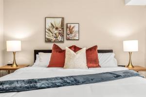New! Spacious 1BR King Suite - Great Location
