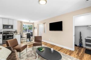 New! Spacious 1BR King Suite - Great Location