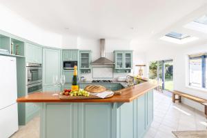 Evoke - Shoal Bay, 2 Leonard Ave , Stylish holiday house with air con, Wi-Fi & boat parking