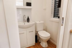 Sweet beautiful TINY HOME with pool and 2 minute drive to the beach