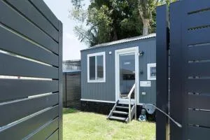 Sweet beautiful TINY HOME with pool and 2 minute drive to the beach - Unanderra