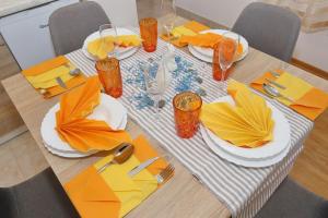 Apartments with parking space Vir - 22134