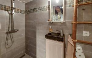 Maisons de vacances 1 Bedroom Cozy Home In Plouezec : photos des chambres
