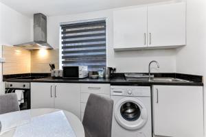 Stylish and Convenient 2BD Flat w Outdoor Space