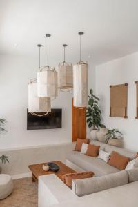 Villa Heiwa - Tropical meets Mediterranean, 2BR Canggu Villa