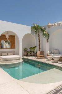 Villa Heiwa - Tropical meets Mediterranean, 2BR Canggu Villa