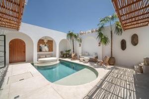 Villa Heiwa - Tropical meets Mediterranean, 2BR Canggu Villa