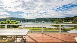 Classic Cottage on the Bay by HolidayCo