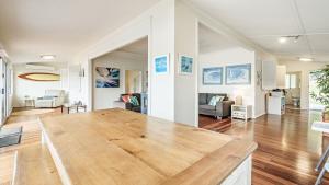 Classic Cottage on the Bay by HolidayCo