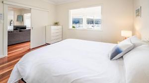 Classic Cottage On The Bay - Pet Friendly