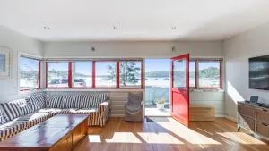 Baywatch At Pretty Beach - Pretty Beach