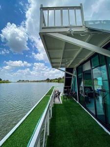แพรุ่งธารา ไชโย (Rungtara Houseboats)