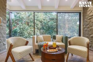 StayVistas House Of J - Embrace Leisure with Lawn, Pool, and Gazebo