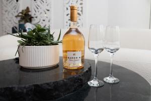 Cozy Melbourne Square Apartment with Parking and Balcony