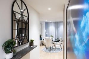 Cozy Melbourne Square Apartment with Parking and Balcony