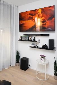 Cozy Melbourne Square Apartment with Parking and Balcony