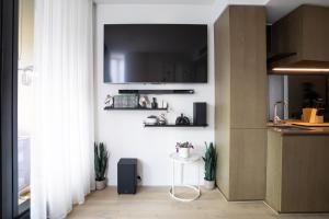 Cozy Melbourne Square Apartment with Parking and Balcony