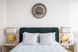 Cozy Melbourne Square Apartment with Parking and Balcony