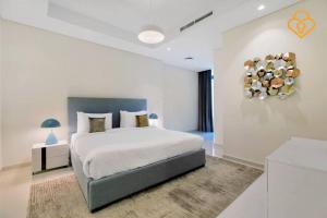 Keysplease 2 BR Apt with Burj Views Paramount Midtown, Minutes to Dubai Mall