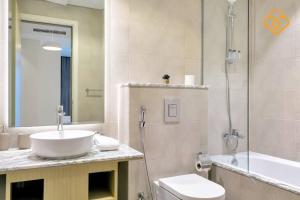 Keysplease 2 BR Apt with Burj Views Paramount Midtown, Minutes to Dubai Mall