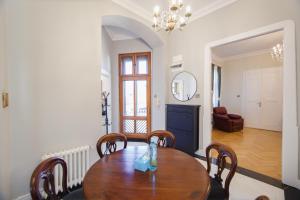 Retro Vibes near Piata Unirii