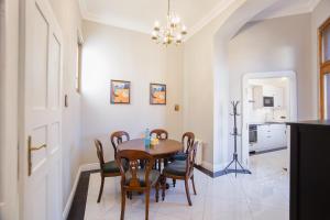 Retro Vibes near Piata Unirii