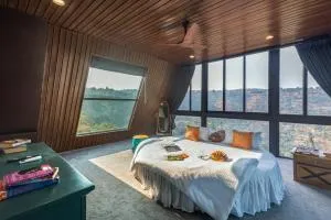 SaffronStays A Vantage, Panchgani - A Pyramid Shaped Unique Luxury Villa With Infinity Valley Views - Kelghar