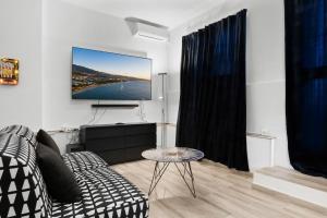 Stunning apt with seaview by Costarentals- Ref 162