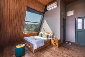 SaffronStays A Vantage, Panchgani - A Pyramid Shaped Unique Luxury Villa With Infinity Valley Views