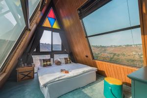 SaffronStays A Vantage, Panchgani - A Pyramid Shaped Unique Luxury Villa With Infinity Valley Views
