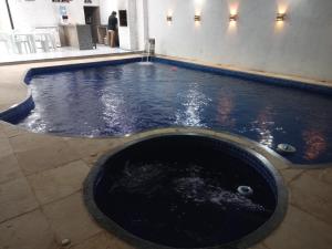 Casa com Piscina, hidromassagem e churrasqueira.