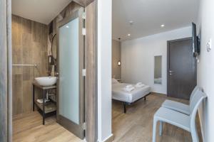 Well located studio 12 with kitchen and backyard