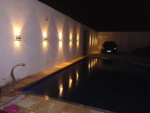 Casa com Piscina, hidromassagem e churrasqueira.