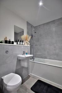 Avalora Short Lets & Serviced Accommodation - 2Bed & 2Baths Ensuite, Parking, Balcony, Wi-Fi, Netflix, Media City