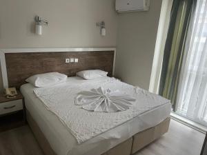 Cleopatra King Apart