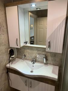 Cleopatra King Apart