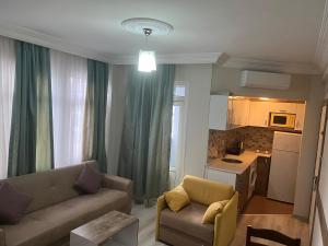 Cleopatra King Apart