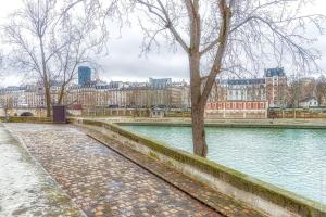 Ile Saint Louis - Quai dOrleans 2bdr by BYour Home