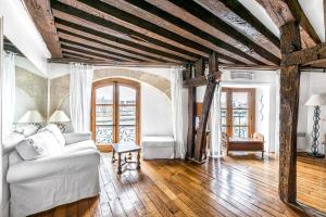 Ile Saint Louis - Quai dOrleans 2bdr by BYour Home