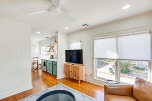 2 Mi to Tyler Rose Garden Vibrant Apartment!