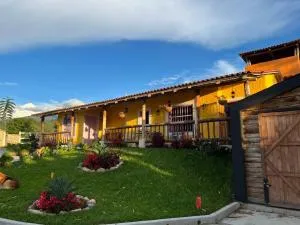 LA HERMOSA CASA AMARILLA - El Doncello