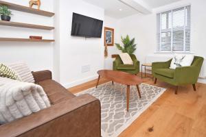 Chapel House by YourStays - Two bed cottage in Market Town of Sandbach, high end finish