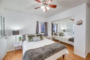 Los Angeles Apartment with Patio, 4 Mi to Downtown!